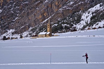 Devant la falaise de la Viste et l'église Sainte-Cécile