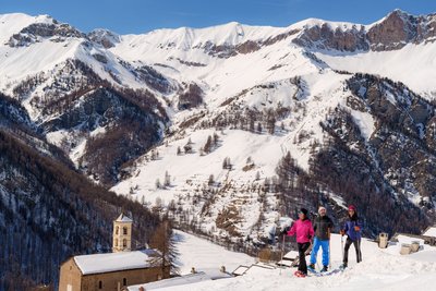 Au-dessus de Saint-Véran, belle vue sur le vallon des Estronques et la crête de la Rousse