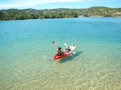 Naviguant sur une eau limpide