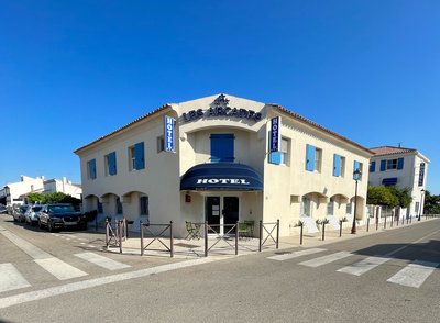 Hôtel les Arcades - Facade