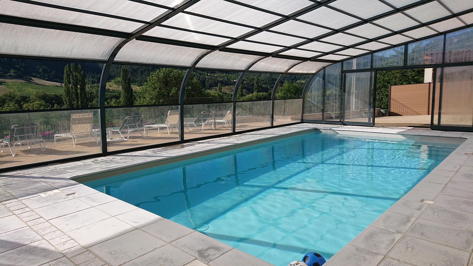 Piscine couverte à partager (8x4.5x1.30m), chauffée d'avril à octobre