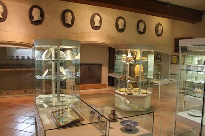 OT Lub - musée, faïences, la tour d'Aigues, Luberon, chateau