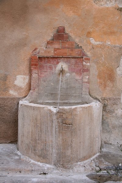 Fontaine rue des Barrins - Aups