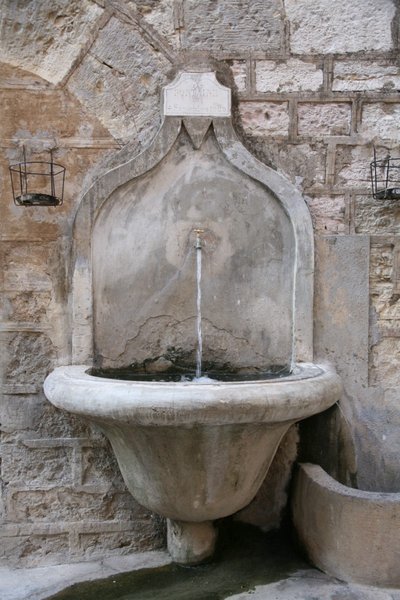 Fontaine rue de l'Hôpital Vieux - Aups