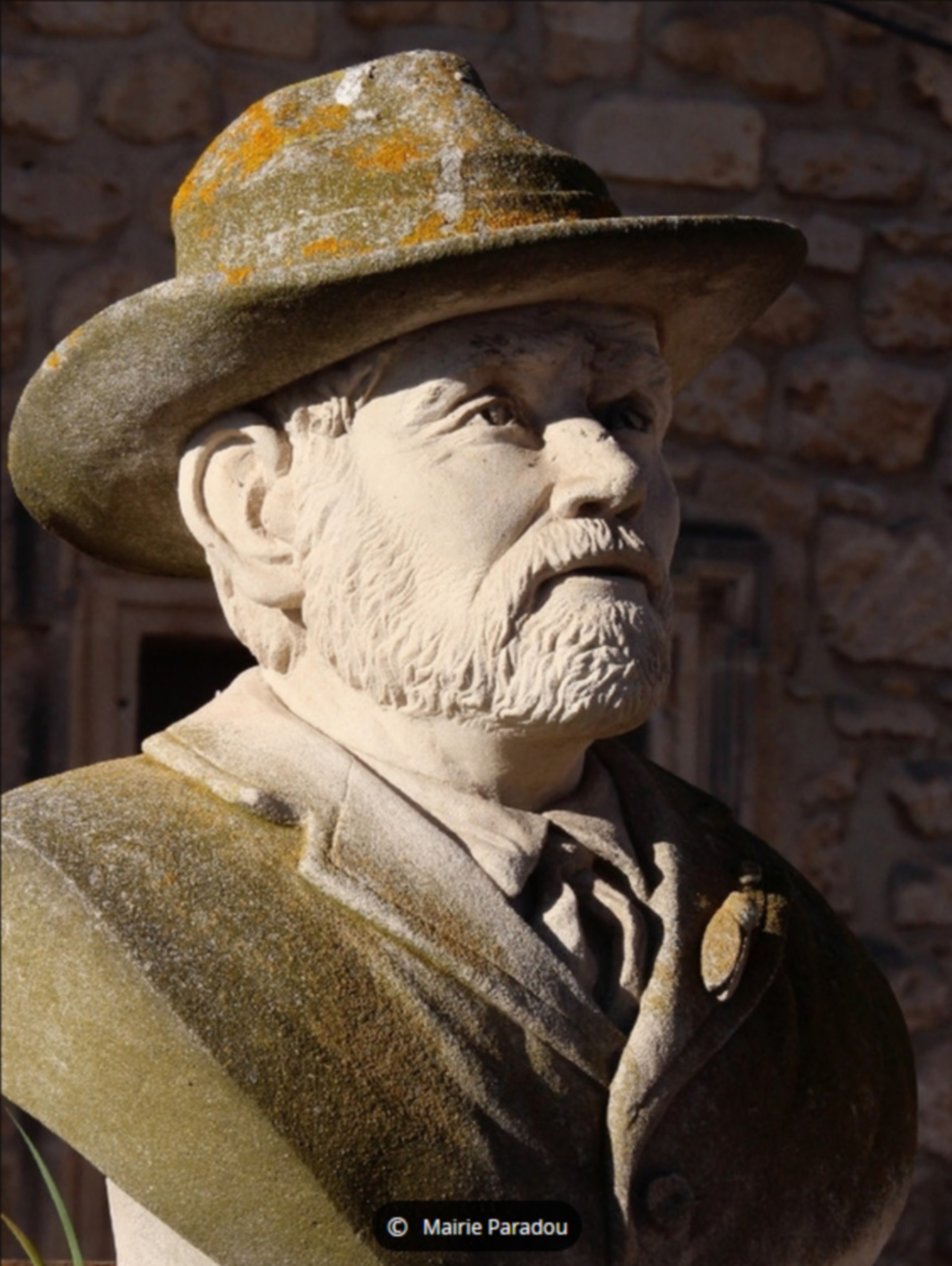 Buste et tombeau de Charloun Rieu_Paradou