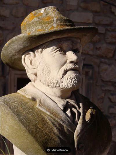 Buste et tombeau de Charloun Rieu_Paradou