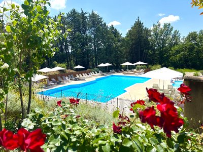 Vue piscine entièrement rénovée