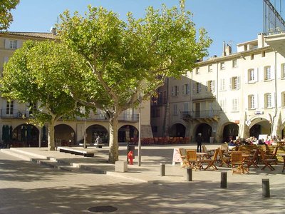 La Place du Docteur Bourdongle ou Place des Arcades à Nyons