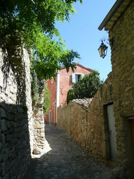 La Rue des Petits Forts de Nyons