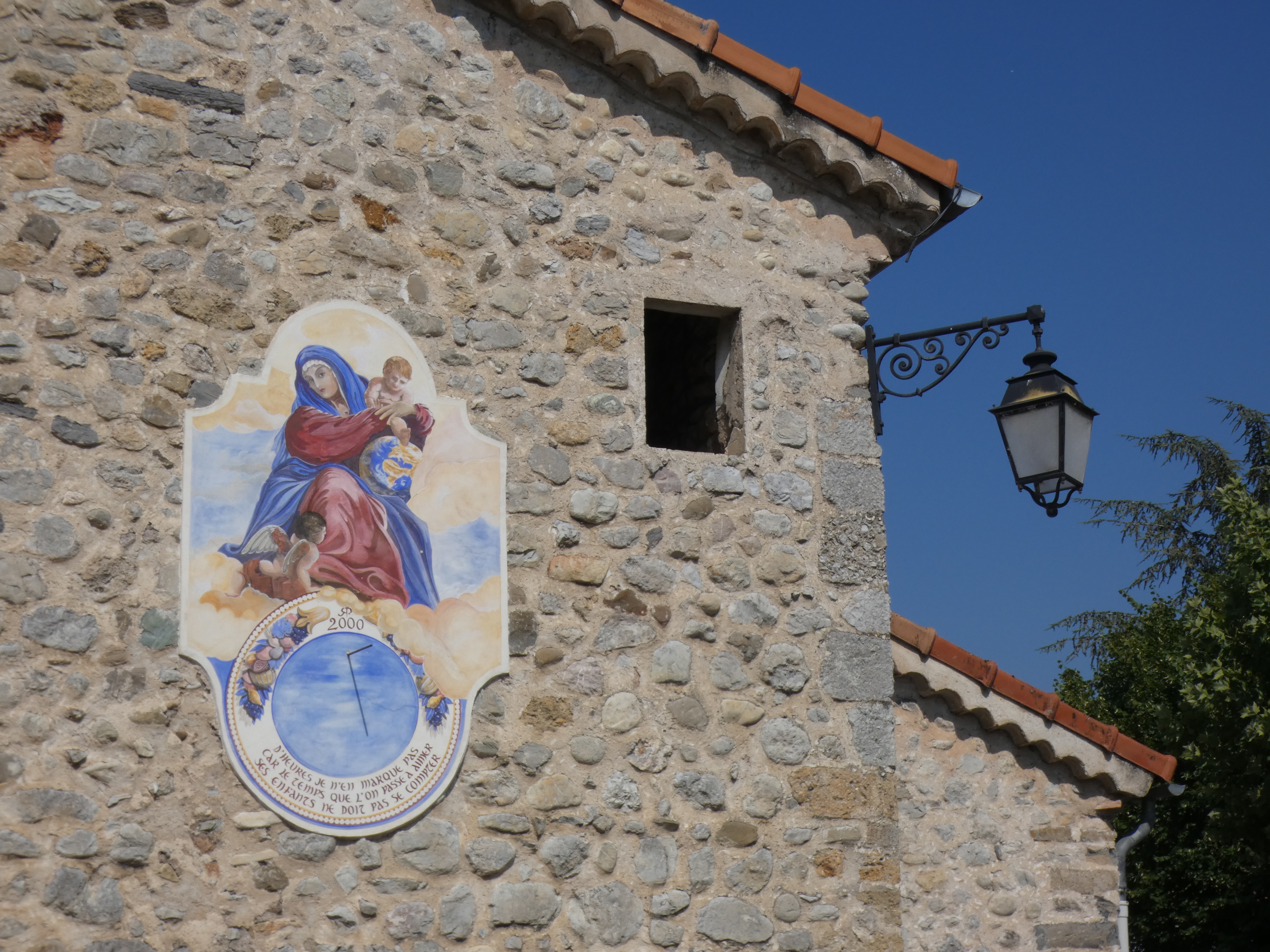 Cadran solaire sur l'église de Montéglin