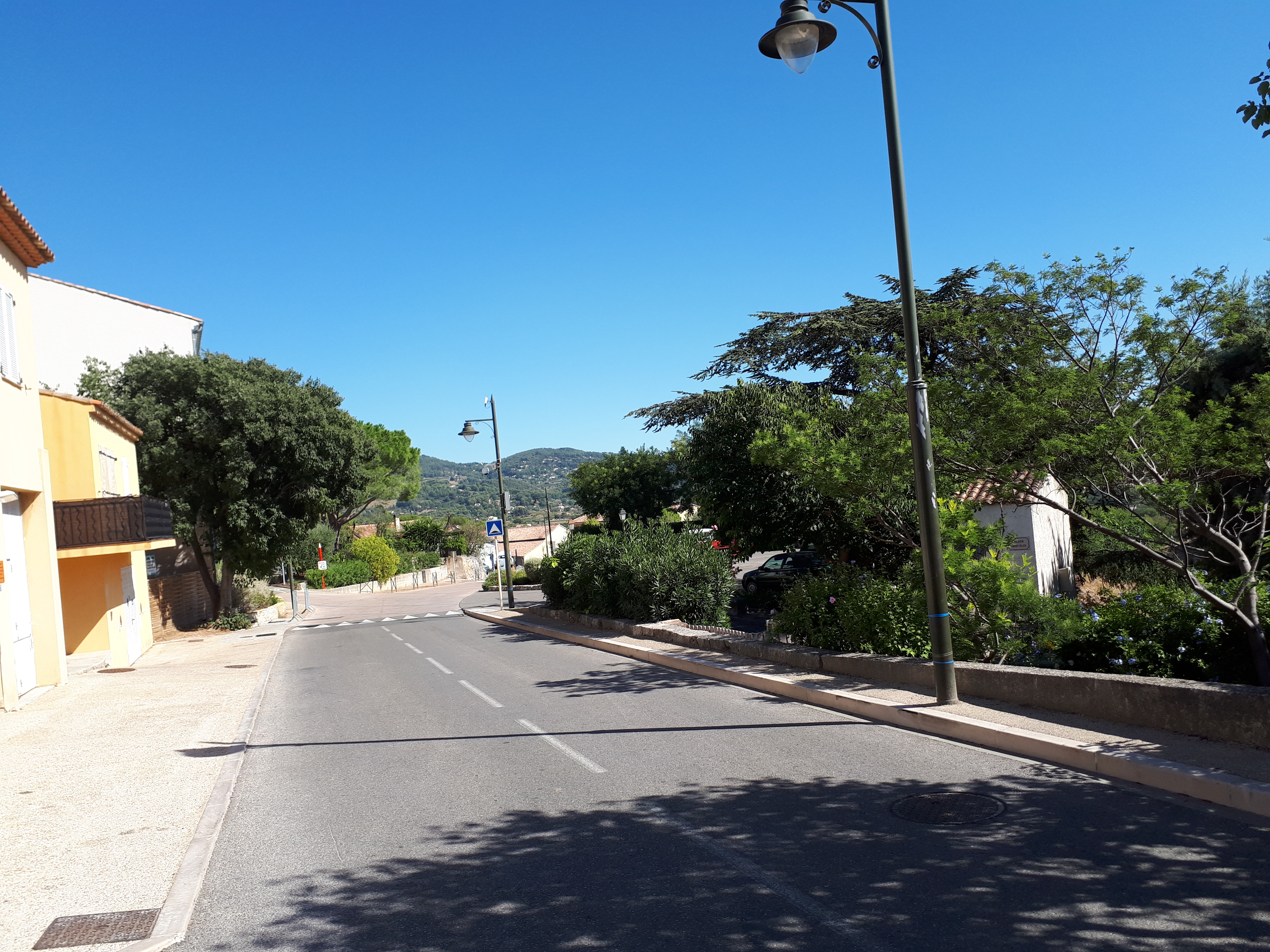 En descendant du village