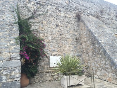 Réservoir avec plaque