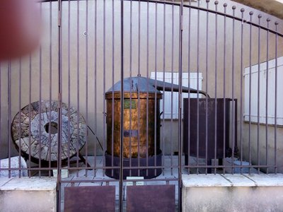 Alambic, meule et rouleau