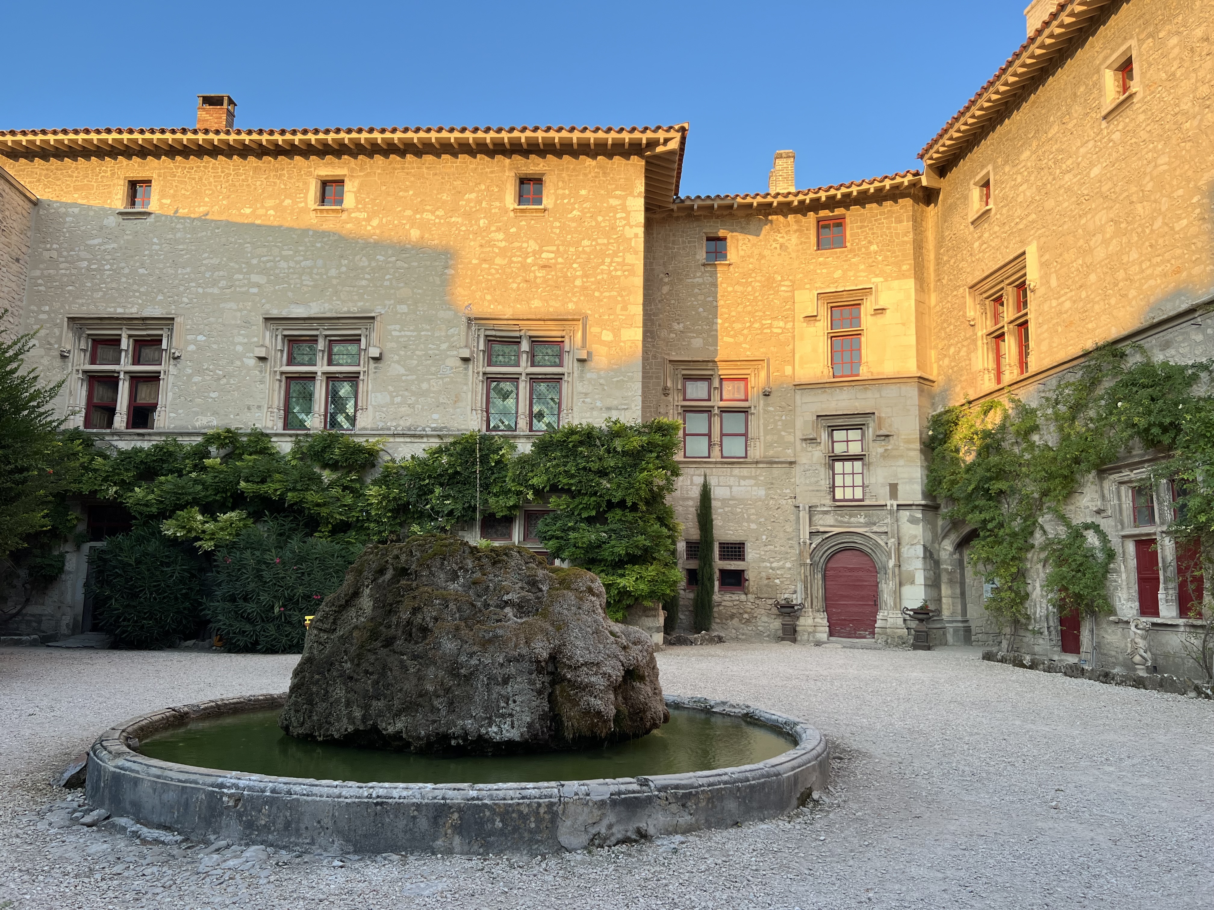 Château de Thézan Saint-Didier - La Cour d'Honneur