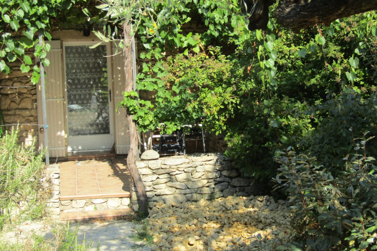 Domaine du Chêne Vert - Gîte La Ruche - Terrasse ombragée d'une treille de vigne