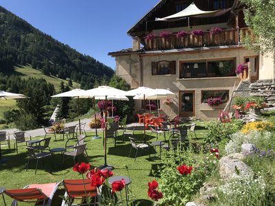 Vue de l'extérieur-jardin de l'Hôtel et Restaurant