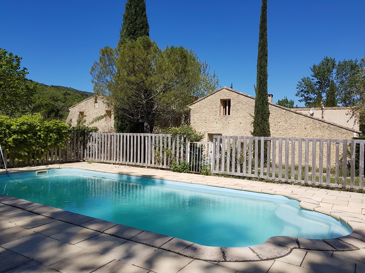 Le gîte et sa piscine