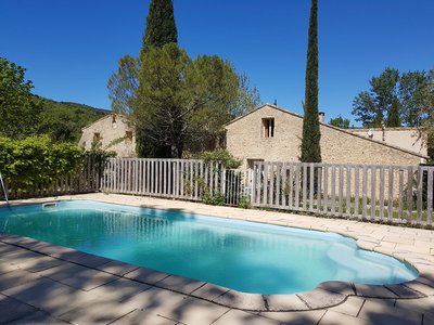 Le gîte et sa piscine
