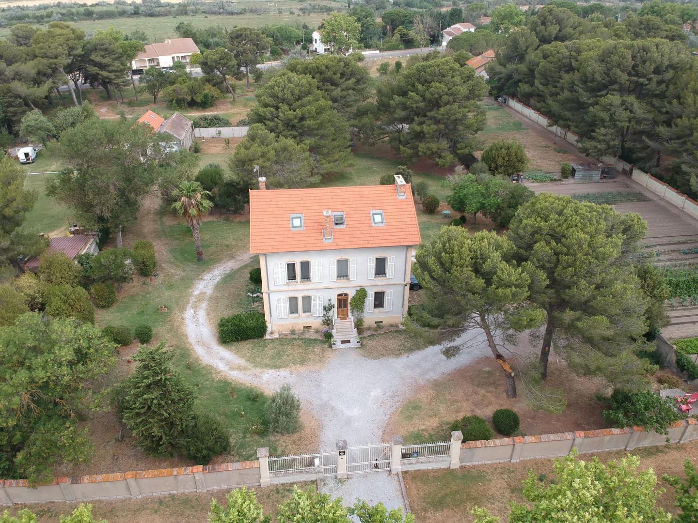 Un Nid en Camargue, une maison de caractère rénovée, construite en 1908 dans le village de Salin de Giraud, au coeur du [...]