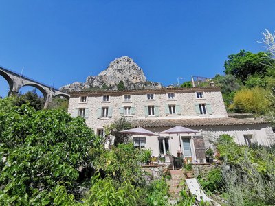 facade.jpg
