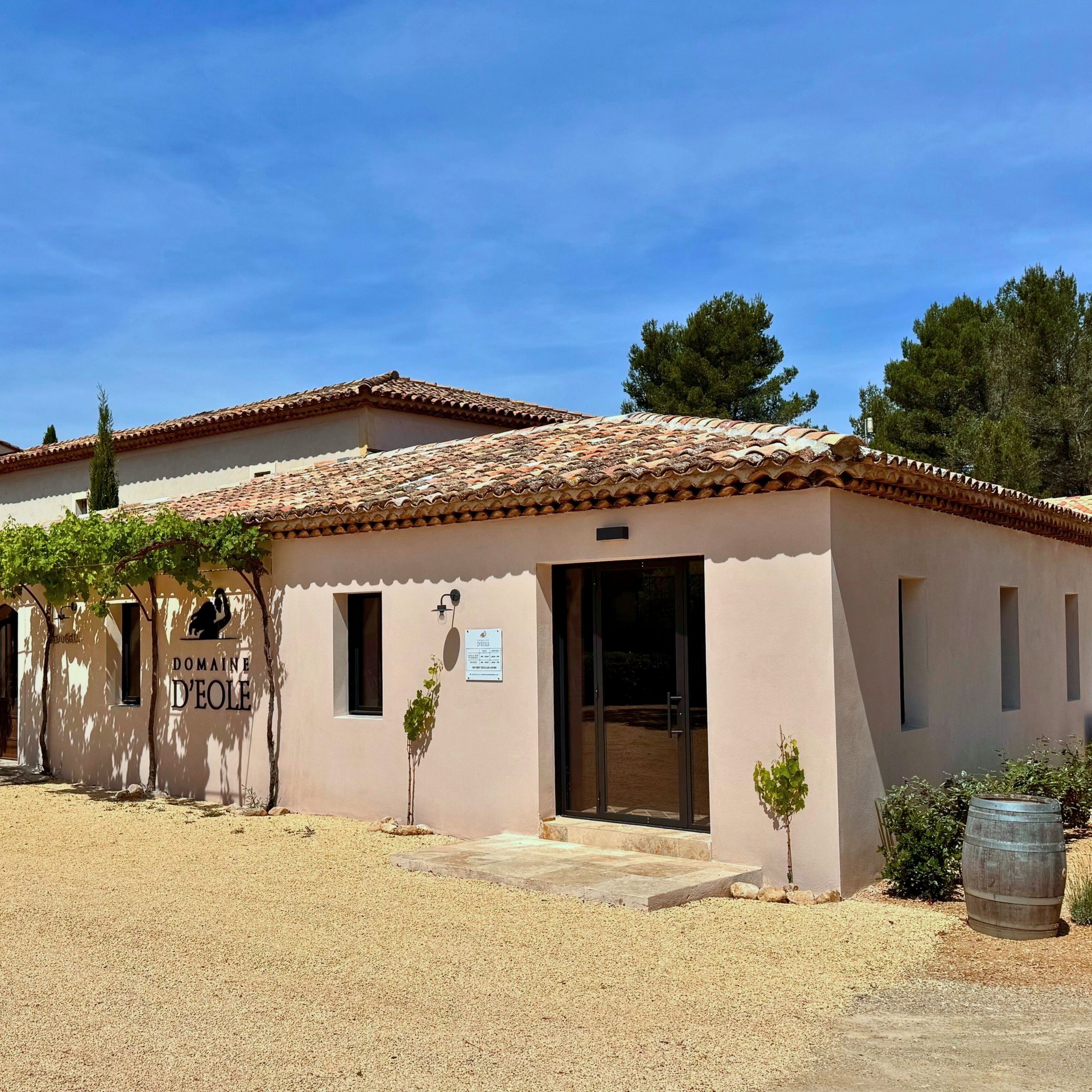 Domaine d'Eole à Eygalières Façade caveau 2025