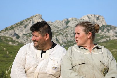 Apiculteurs Alpilles Miels devant la montagne des Alpilles