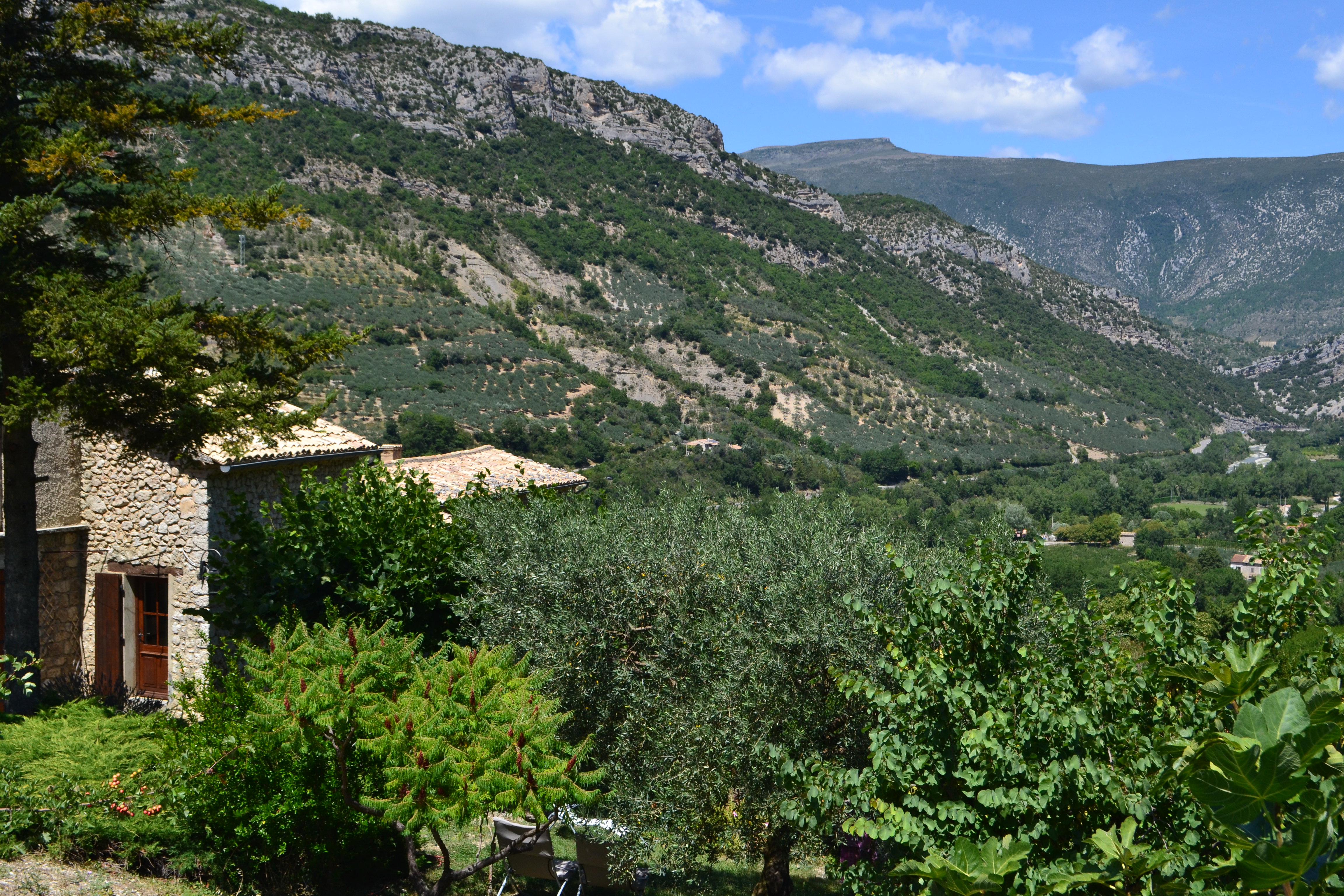 La bâtisse en pierres et la vallée de l'Eygues