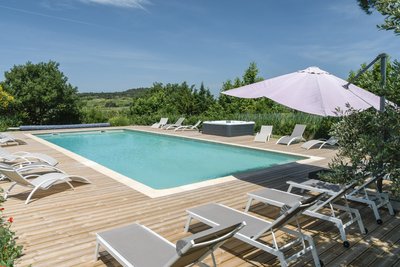 La piscine avec Jacuzzi