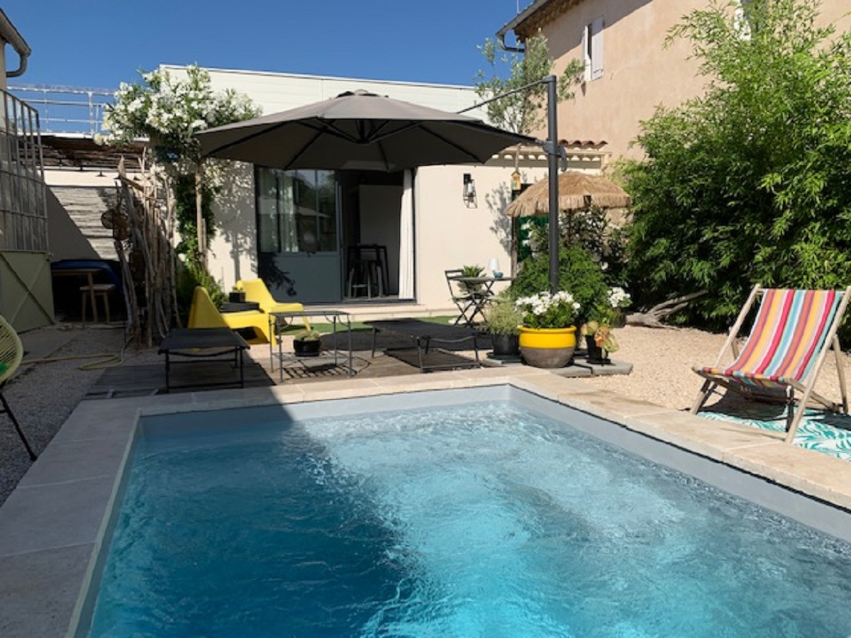 Le gîte et sa piscine