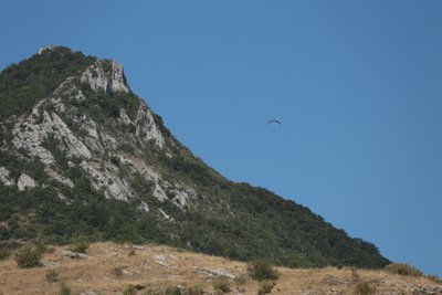 Parapentiste près de la montagne de Bergiès