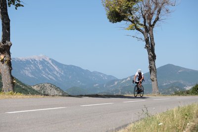 Cycliste dans le Col de Macuègne