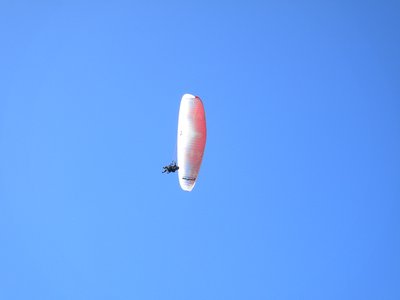 Parapentiste en plein vol