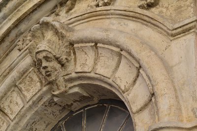 Détail d'une des têtes de la façade