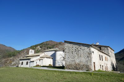 Le hameau de Castellet-Saint-Cassien vu depuis le champ