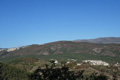 Vue du village depuis le sentier d'Aiglun