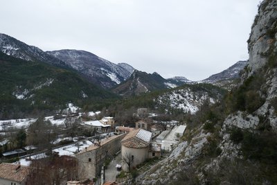 Vue sur le village de Gars, en arrivant par le sentier