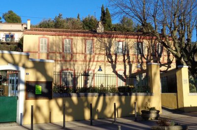 La façade des anciennes écoles