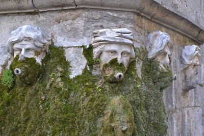 Détail de la fontaine de l'église