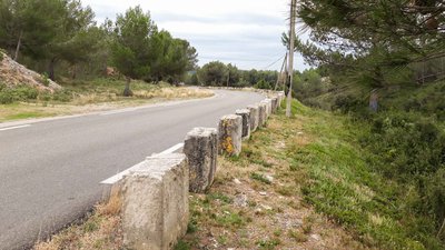 Alignement de pierres de taille en bordure de route