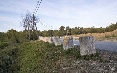 Pierres de taille bornant la route conduisant à Fontvieille