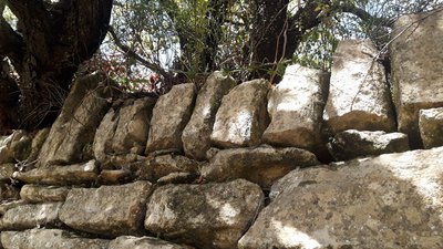 Faîte de mur en pierre verticale