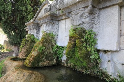 Fontaine aux trois masques