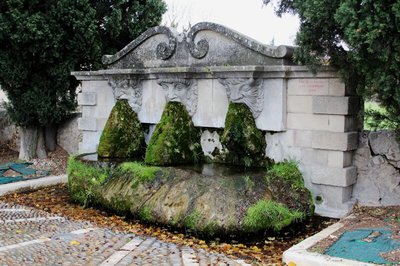 Fontaine aux trois masques
