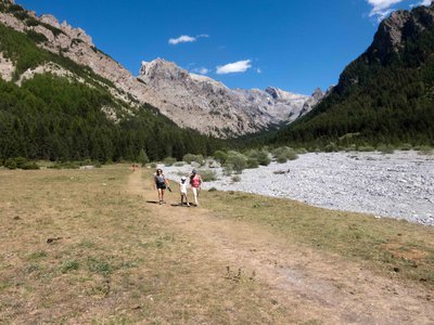 Vue du val d'Escreins en 2019 et de l'itinéraire en fond de vallée longeant le Rif Bel.