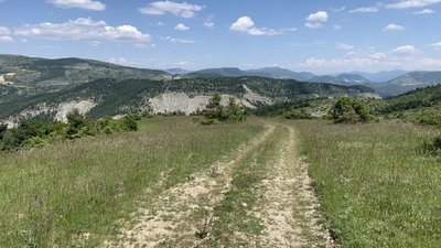 Vue sur les montagnes au nord du col
