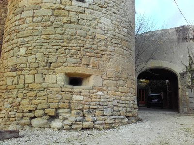 Tour sud-est du Château de Cabrières d'Avignon