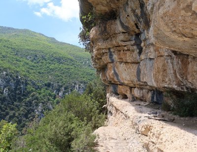Strates de calcaires le long du sentier