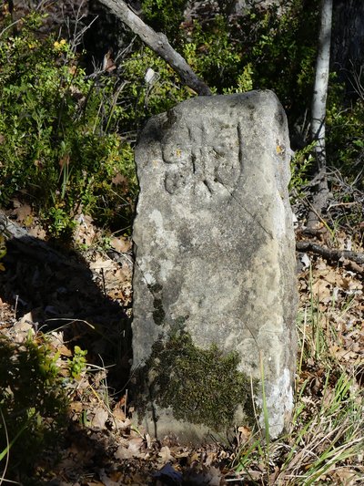 Borne seigneuriale de Roche Pourrie