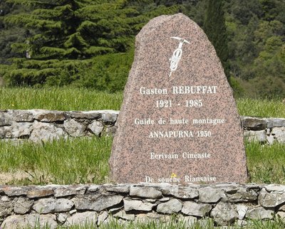 La stèle à la mémoire de Gaston Rébuffat
