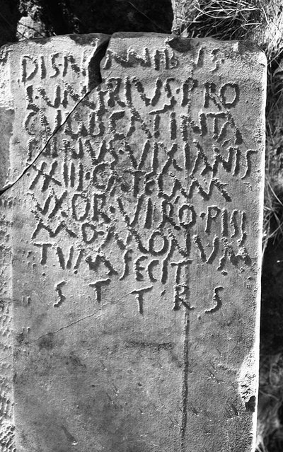 Epitaphe de Lucius Valerius Commetius, Montréal-les-Sources